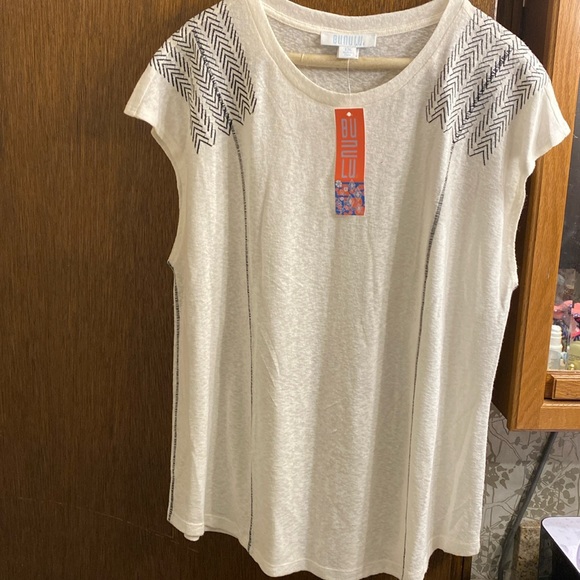 Bunulu Tops - Top with black chevron design on shoulder area NWT Size 1X